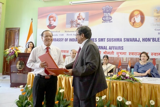 Ký kết hợp tác dịch thuật văn bia Mỹ Sơn