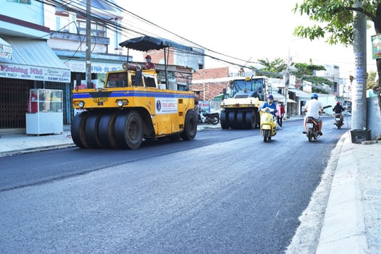 Thảm nhựa tuyến nối đường Phạm Như Xương đi Hoàng Văn Thái