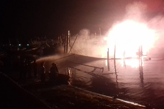 Cháy tàu cá khi đang neo đậu âu thuyền Hồng Triều (clip)