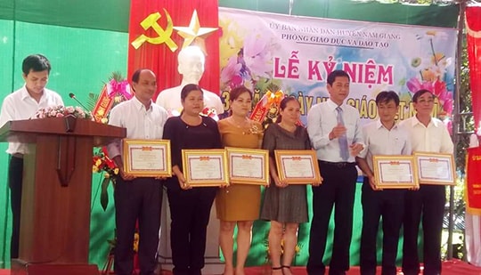 Cô "ong thợ" ở trường làng