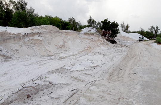 Thi công đường, tận thu cát trái phép ở Bình Triều