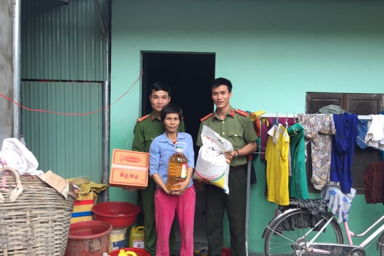 Công an Phú Ninh sẻ chia với bà con vùng ngập lụt