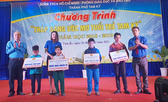 Tam Kỳ vận động Quỹ thắp sáng ước mơ hơn 200 triệu đồng