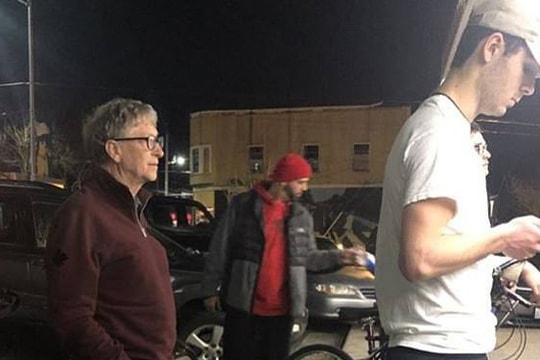 Ảnh tỷ phú Bill Gates xếp hàng mua đồ ăn nhanh giá rẻ gây "sốt"