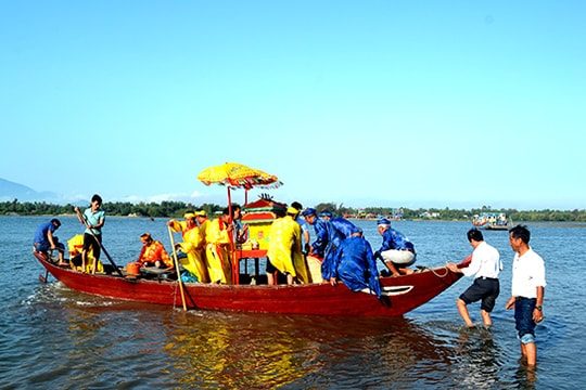 Rộn ràng lễ hội cầu ngư