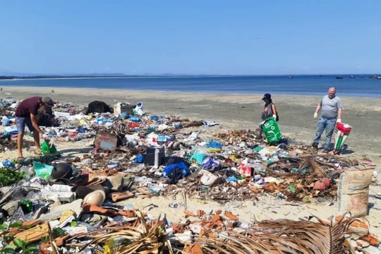 Những ông Tây dọn rác ở Tam Hải