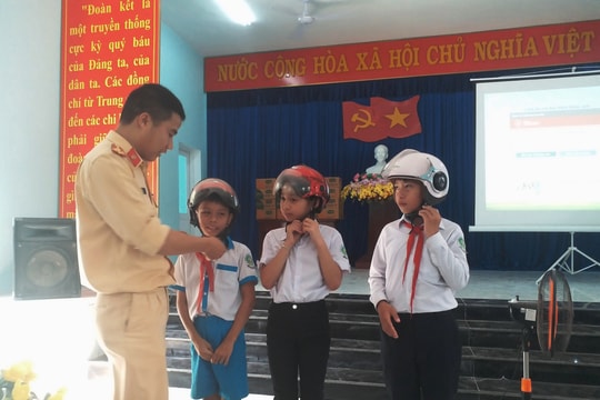 Tuyên truyền Luật Giao thông đường bộ cho học sinh