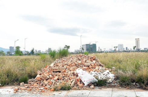 Dọn rác, xà bần dưới chân cầu Thuận Phước