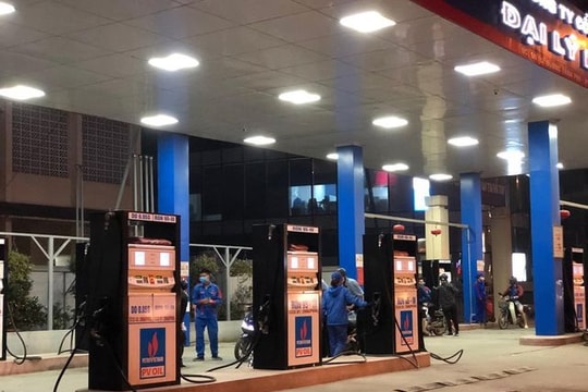 Giá xăng RON 95 giảm nhẹ gần 600 đồng/lít