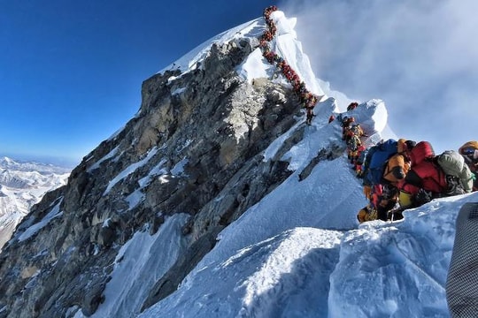 "Tắc đường" trên đỉnh Everest, nhiều người leo núi bỏ mạng