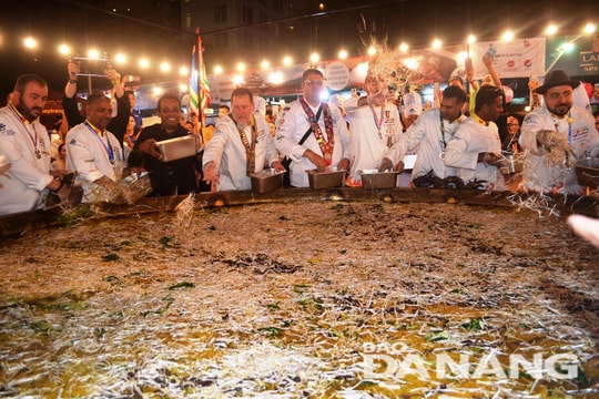 13 đầu bếp quốc tế làm chiếc bánh xèo "khổng lồ"