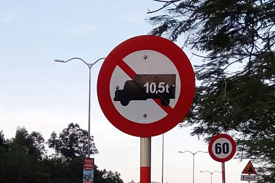 Cắm lại biển cấm xe tải hợp lý trên đường Hoàng Văn Thái