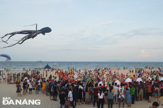 Sôi động ngày hè tại Công viên Biển Đông - Đà Nẵng