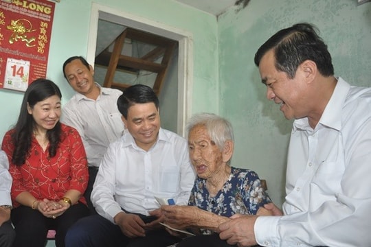 Lãnh đạo TP.Hà Nội thăm, tặng sổ tiết kiệm và học bổng tại Quảng Nam