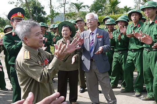 Nhà báo kiêm "chính trị viên"