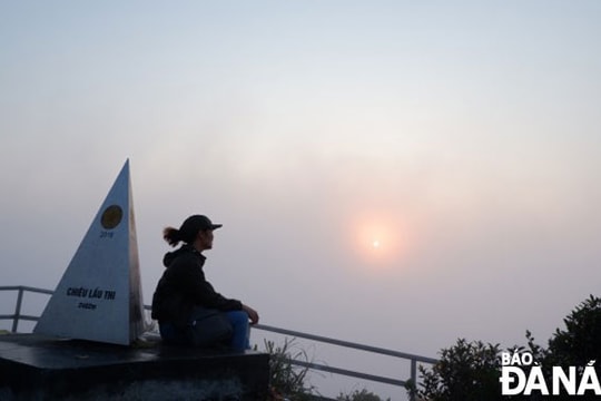 Bình minh trên Chiêu Lầu Thi