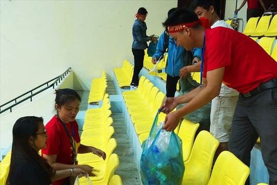 Hành động đẹp từ cổ động viên