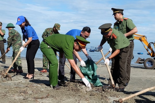 Ra quân làm sạch biển Tam Hải