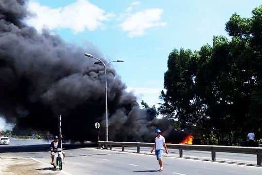 Cháy bãi lốp xe trước cây xăng (clip)