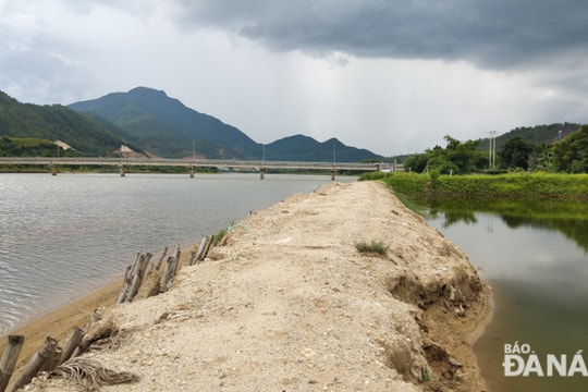 Be bờ nuôi tôm tự phát trên sông Cu Đê