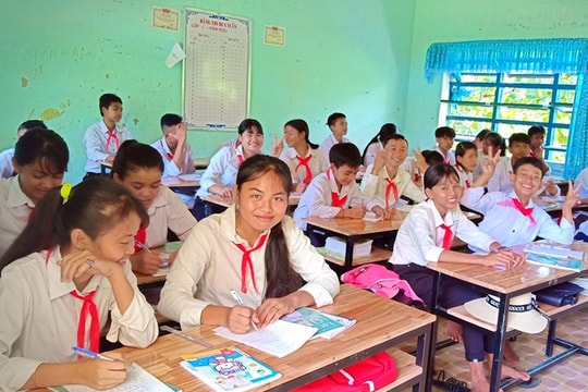 Tiếp sức học sinh vùng cao Nam Giang