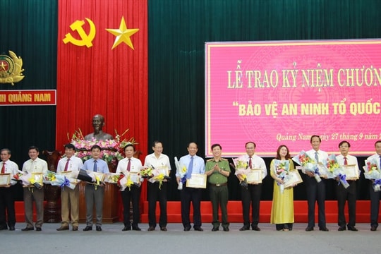 Bộ Công an trao kỷ niệm chương "Bảo vệ an ninh Tổ quốc" cho 27 cá nhân