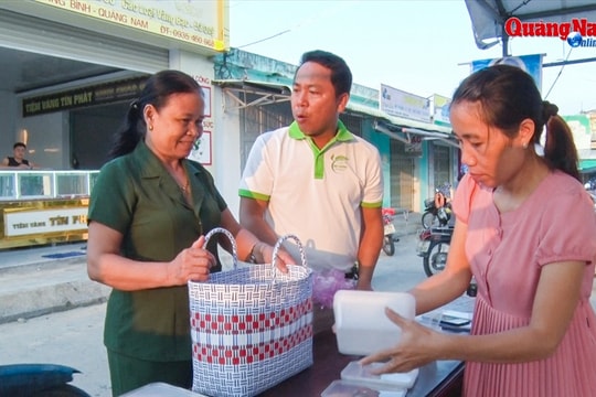 Giỏ nhựa ra chợ