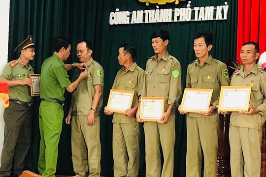 Trao Kỷ niệm chương Vì sự nghiệp bảo vệ an ninh Tổ quốc cho 11 cá nhân