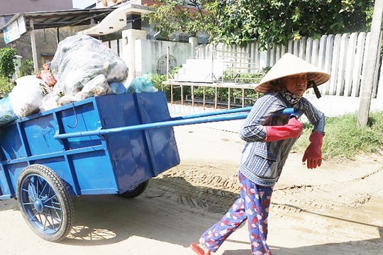 Chị Út tình nguyện dọn rác