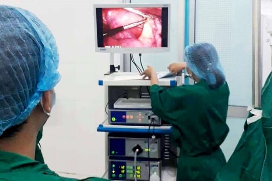 Phẫu thuật thành công một bệnh nhân Cơ Tu bị xương cá đâm thủng manh tràng