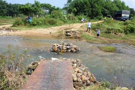 Trôi 2 cầu tạm, người dân Trà Nú đi lại khó khăn (clip)