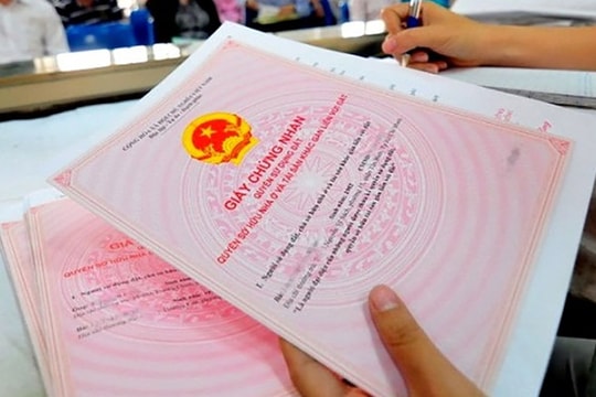 Chủ đầu tư phải bồi thường cho người mua khi ngừng cấp sổ hồng do vi phạm