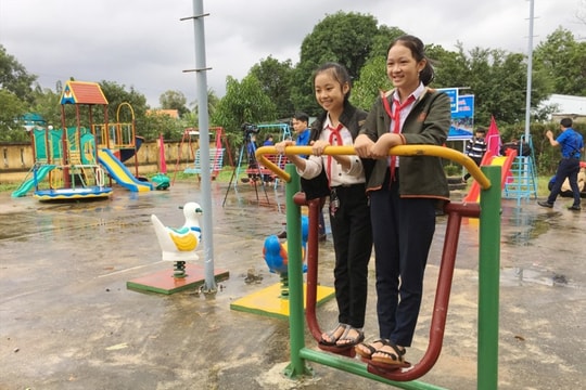 Trung ương Đoàn tặng thiết bị vui chơi trẻ em tại xã Tam Thái