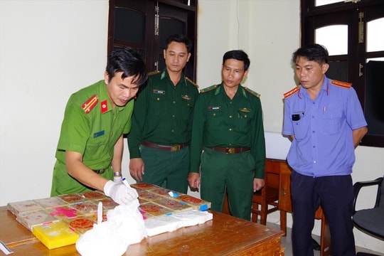 Vụ giao nộp 26 bánh heroin: Chủ tịch UBND tỉnh tặng Bằng khen 4 tập thể, 5 cá nhân