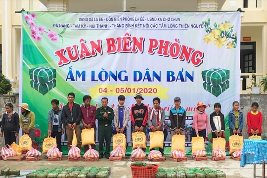 Tặng bánh chưng, quà tết cho người  dân biên giới Nam Giang