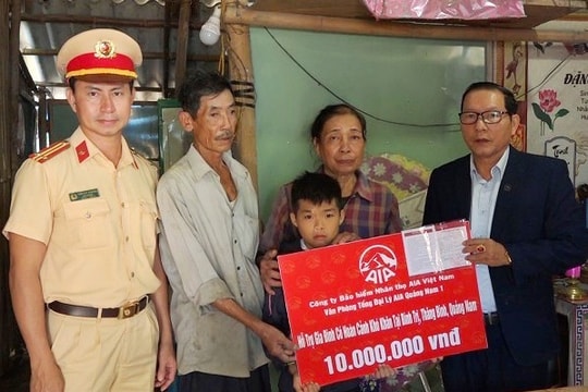 Trao sổ tiết kiệm gia đình có nạn nhân tử vong do tai nạn giao thông