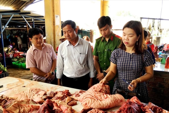 Tiêu hủy 52kg thịt heo không đảm bảo chất lượng tại chợ Cẩm Khê