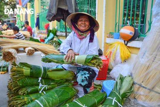 Mua lá 'gói ghém' vị Tết xưa