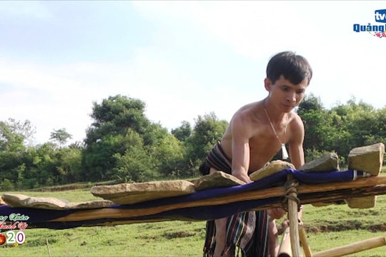 Người giữ tiếng đàn đá trên núi Ngọc Linh