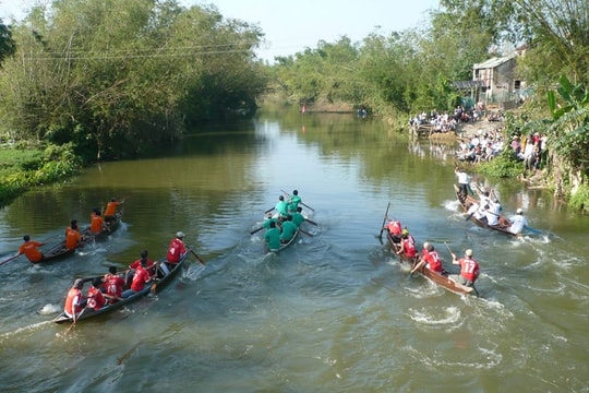 Lễ hội đua ghe làng Hạ Nông