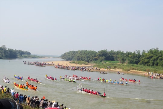 Sôi nổi lễ hội đua ghe đảo thủy đầu xuân trên sông Vu Gia