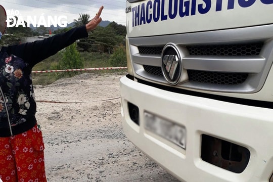 Người dân xã Hòa Liên bức xúc chặn xe gây bụi bẩn