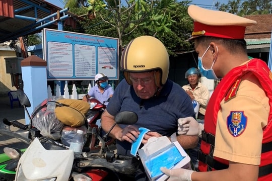 Phát khẩu trang y tế tại bến thủy nội địa