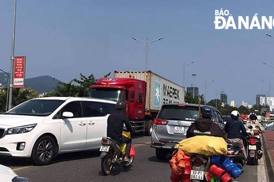 Tước bằng lái 2 tháng đối với tài xế lái xe container lưu thông trên cầu sông Hàn bất chấp biển cấm