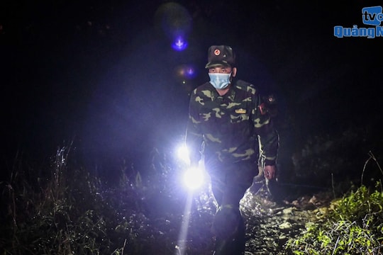 Video: Cắm chốt chống dịch trên biên giới