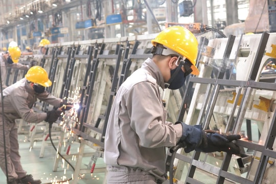 Chuyển dịch cơ cấu lao động và yêu cầu xây dựng giai cấp công nhân: Phải mạnh cả lượng và chất