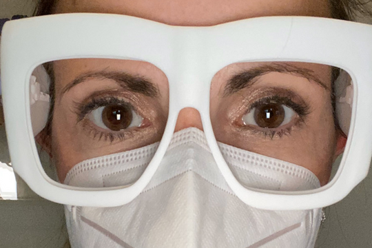 Cặp kính in 3D giúp bảo vệ mắt nhân viên y tế chống dịch Covid-19