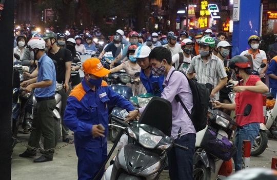 Tăng cao lần thứ 3 liên tiếp, giá xăng RON 95 đã lên trên 14.000 đồng/lít