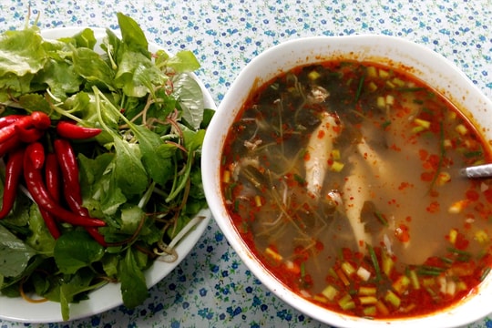 Canh cá cơm lá me đất