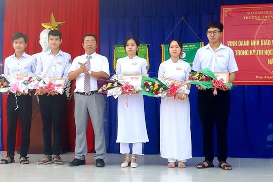 Trường THPT Hồ Nghinh vinh danh giáo viên và học sinh giỏi